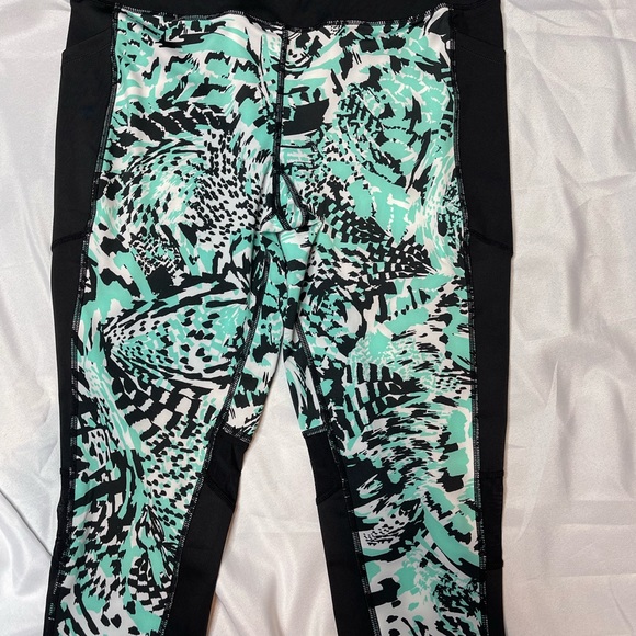 LuLaRoe Fearless Crop Fitness Leggings - Picture 2 of 7